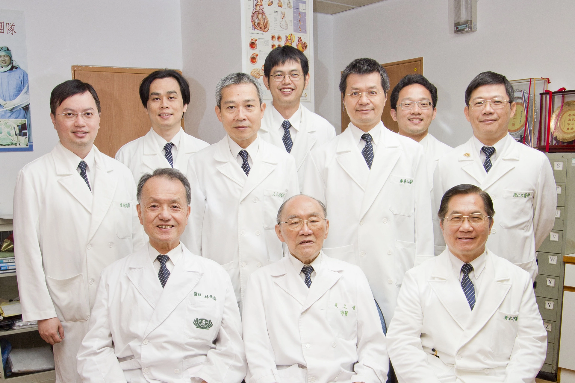 2011年8月,花蓮慈濟醫院榮譽院長曾文賓(前排中)、醫療法人執行長林俊龍(前排左一),與心臟內科團隊合影。王志鴻副院長(後排左三)。