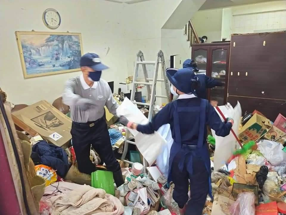 林坤旺(左)9月到弱勢家庭中清掃堆積如山的垃圾。(攝影:南投慈濟志工)