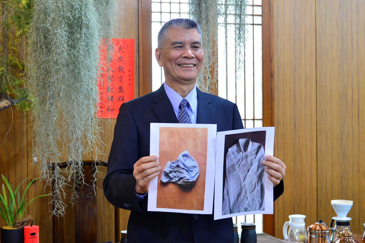 林坤旺過去都穿如右邊照片一件需要數千元的名牌,但他卻穿左邊回收來的襯衫。(攝影:歐明達)
