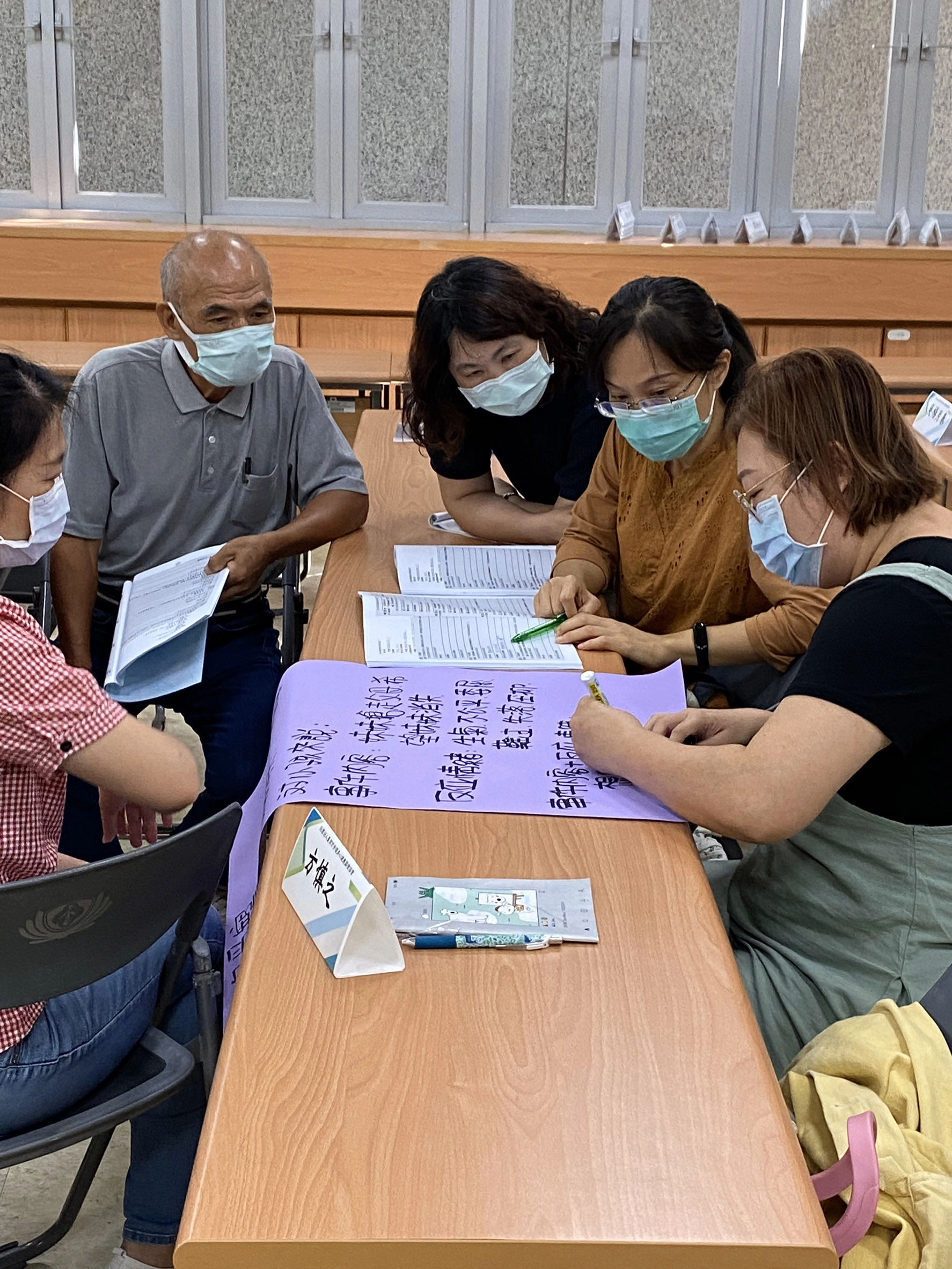 老師交代的作業,家長們熱烈討論,使命必達。張婉如攝