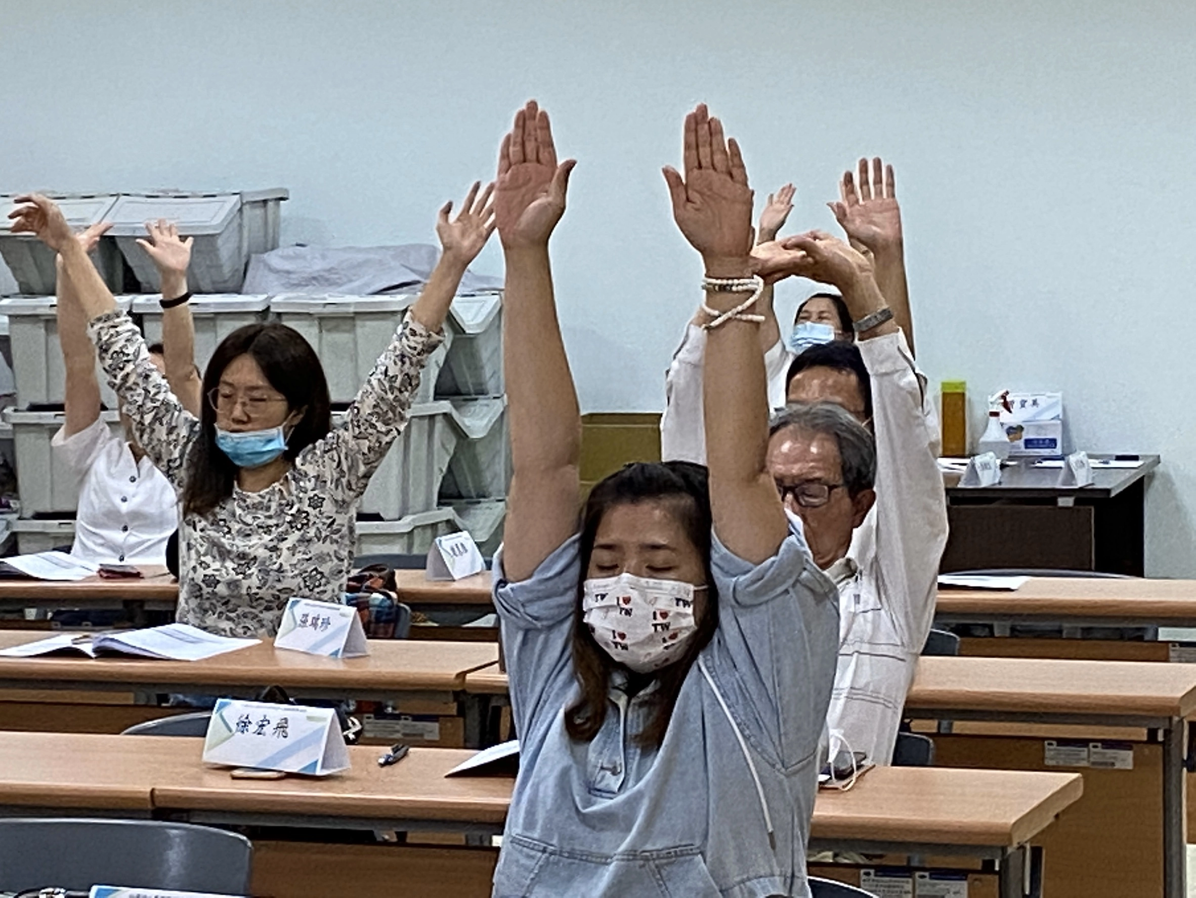 吳詠葳心理師課堂上的身心放鬆術,傳授家長放鬆技巧,找尋自己身體與內在的平衡。張