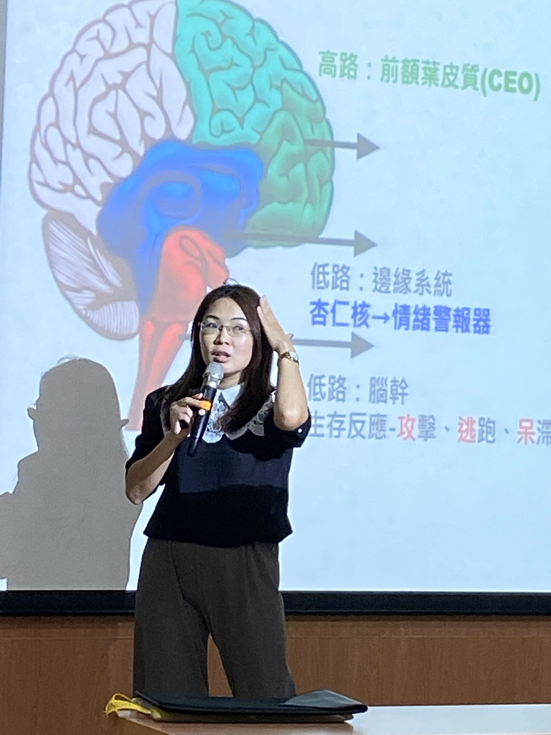 邱似齡心理師配合小遊戲分享,讓家長志工們對大腦運作的機制有進一步的理解。張婉如