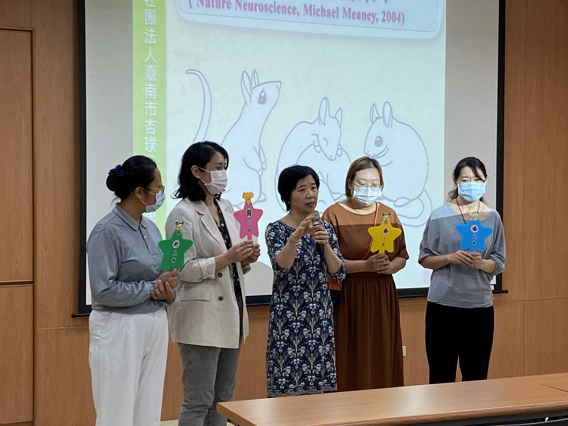 廖璽璸醫師透過好鼠媽、壞鼠媽的分享,告訴我們環境和基因的重要。張婉如攝