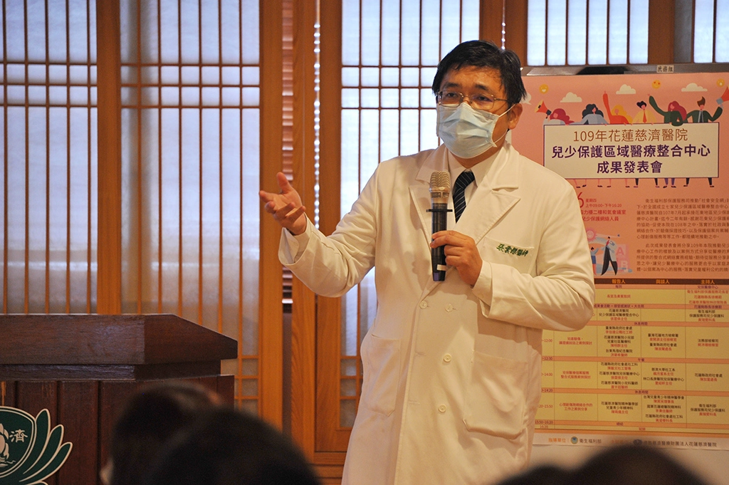 花蓮慈院兒少保護區域醫療整合中心主任張雲傑表示,在花東地區一共舉辦二十五場次的工作坊及研習會,並保護了三十二位的受虐兒。