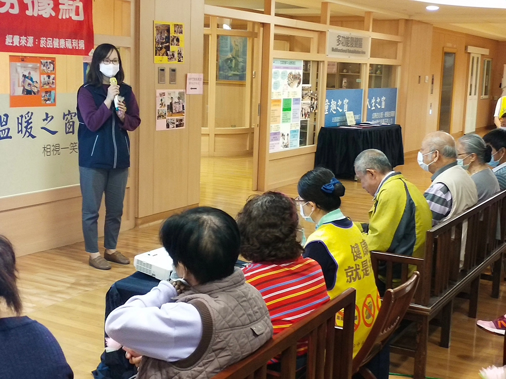 衛生局股長張瑋真鼓勵失智長輩與家屬,持續參與共照據點活動。