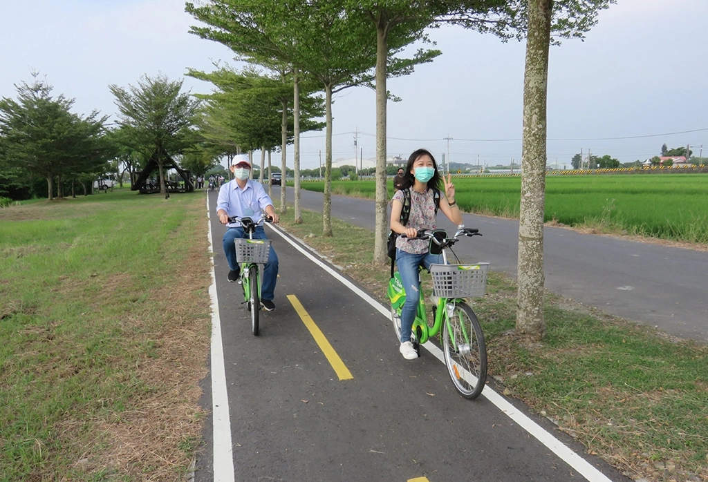 黃偉哲市長邀請車友換上輕裝出發,一同領略自行車道鄉間遊歷之趣。