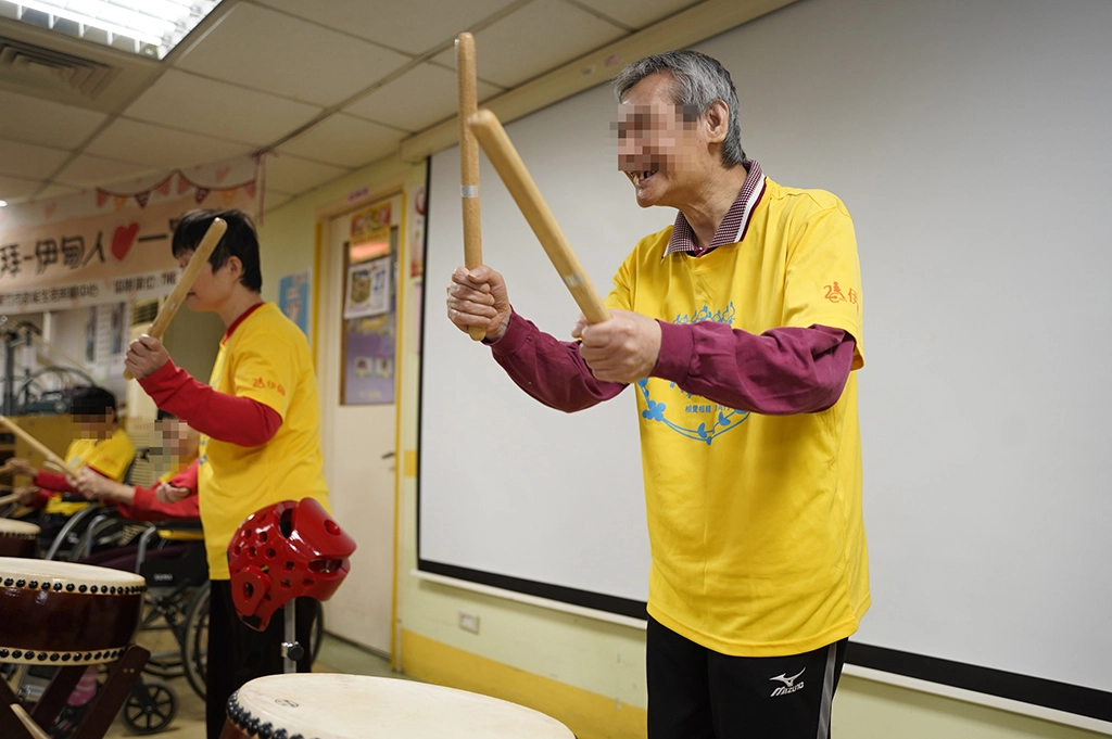 今年已經66歲的阿義,到新竹啟照接受服務已九年多,在照服員的細心照顧下順利脫離鼻胃管,生命因此有了轉變。