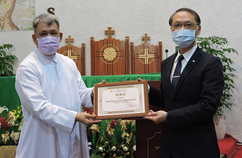 聖多福天主堂菲律賓神父Edward M.pacquing主任,感謝慈濟寒冬送暖,共同關懷在臺的外籍漁工。