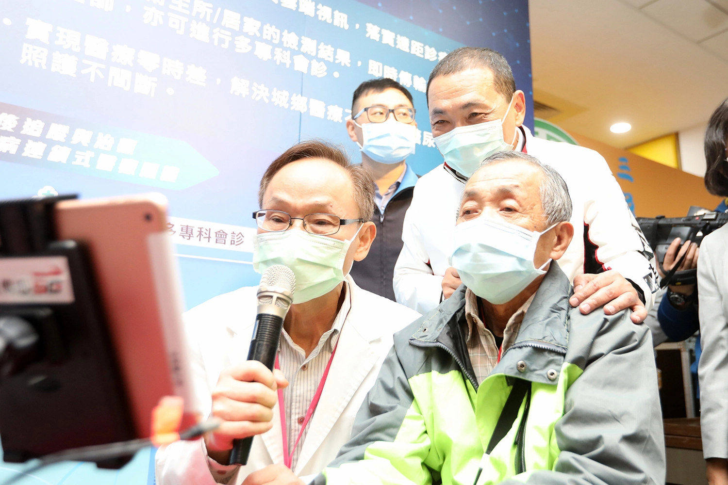 為改善偏鄉醫療,新北市結合產官學共同打造5G智慧醫療照護服務,侯友宜市長參觀現場遠距診療。