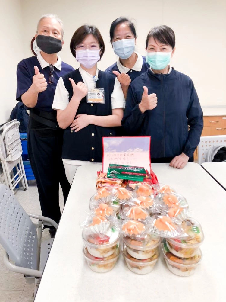 楊鵑瑜副護理長(左二)感謝照顧單位所有同仁的懿德爸媽。