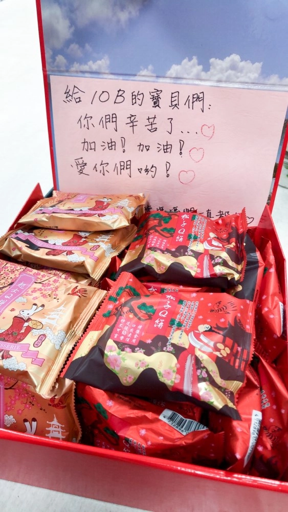 楊鵑瑜副護理長(左二)感謝照顧單位所有同仁的懿德爸媽。