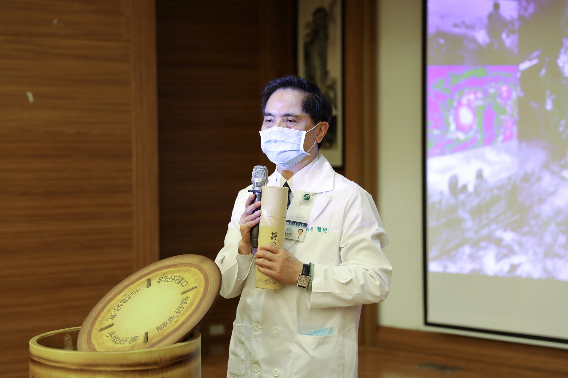 「日存五毛錢可傳法,日存一把米可救人」林欣榮院長在募心募愛活動中呼籲,期待人人拿出竹筒,發揮這分愛心,幫助災民。