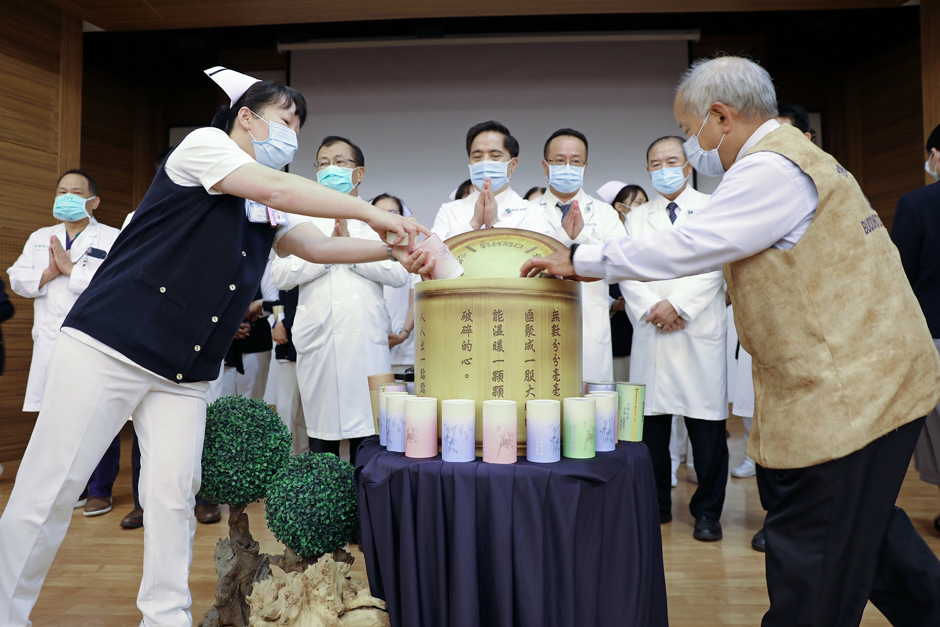 天鵝颱風重創菲律濱,全院同仁及志工熱情響應投下善念。