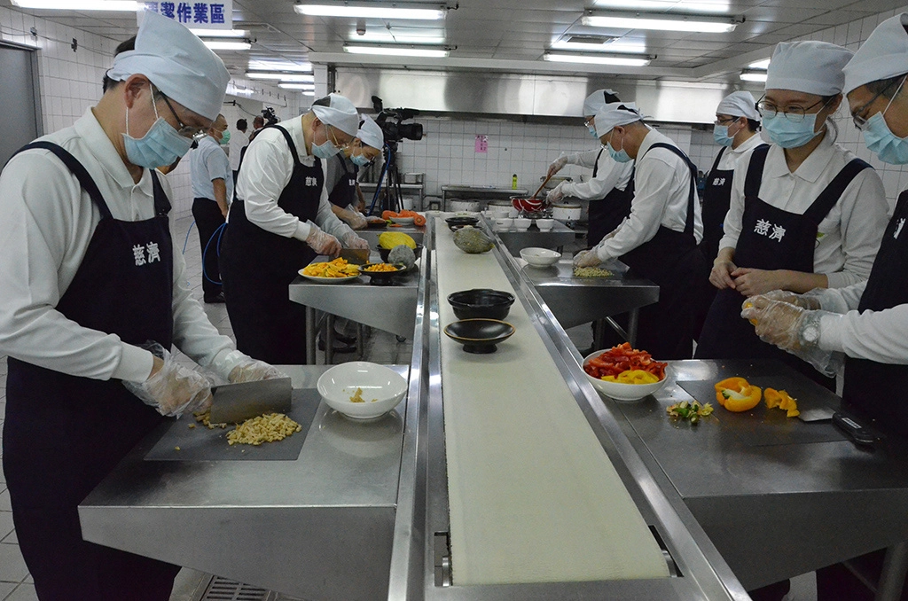 「選料、切菜、下鍋、烹飪、擺盤」一盤盤色香味俱佳的蔬食料理,出自於拿手術刀出身的醫院院長煮出的拿手好菜。