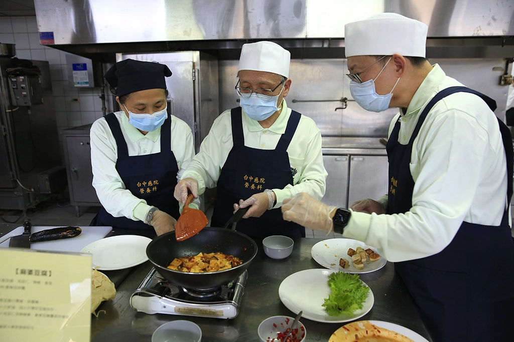 臺中慈院院長簡守信(中)親自烹煮的蔬食料理值得品嚐。