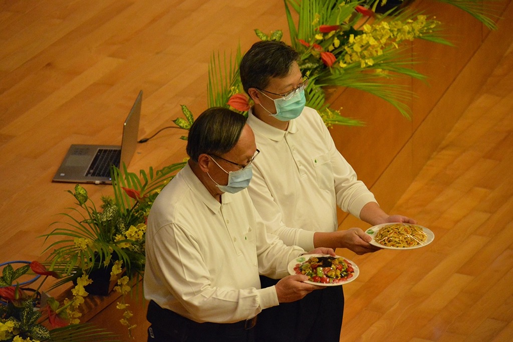 大林慈院院長賴寧生(左)親自烹煮的蔬食料理色香味俱全。