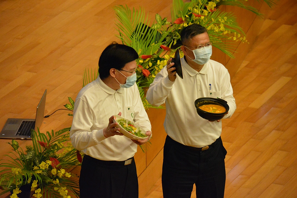 臺北慈院院長趙有誠(左)親自烹煮的蔬食料理強調健康美味。