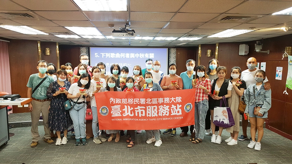 移民署臺北市服務站舉辦家庭教育暨多元文化宣導課程,並分享越 南月餅給越南及美國、泰國、菲律賓等新住民品嚐。