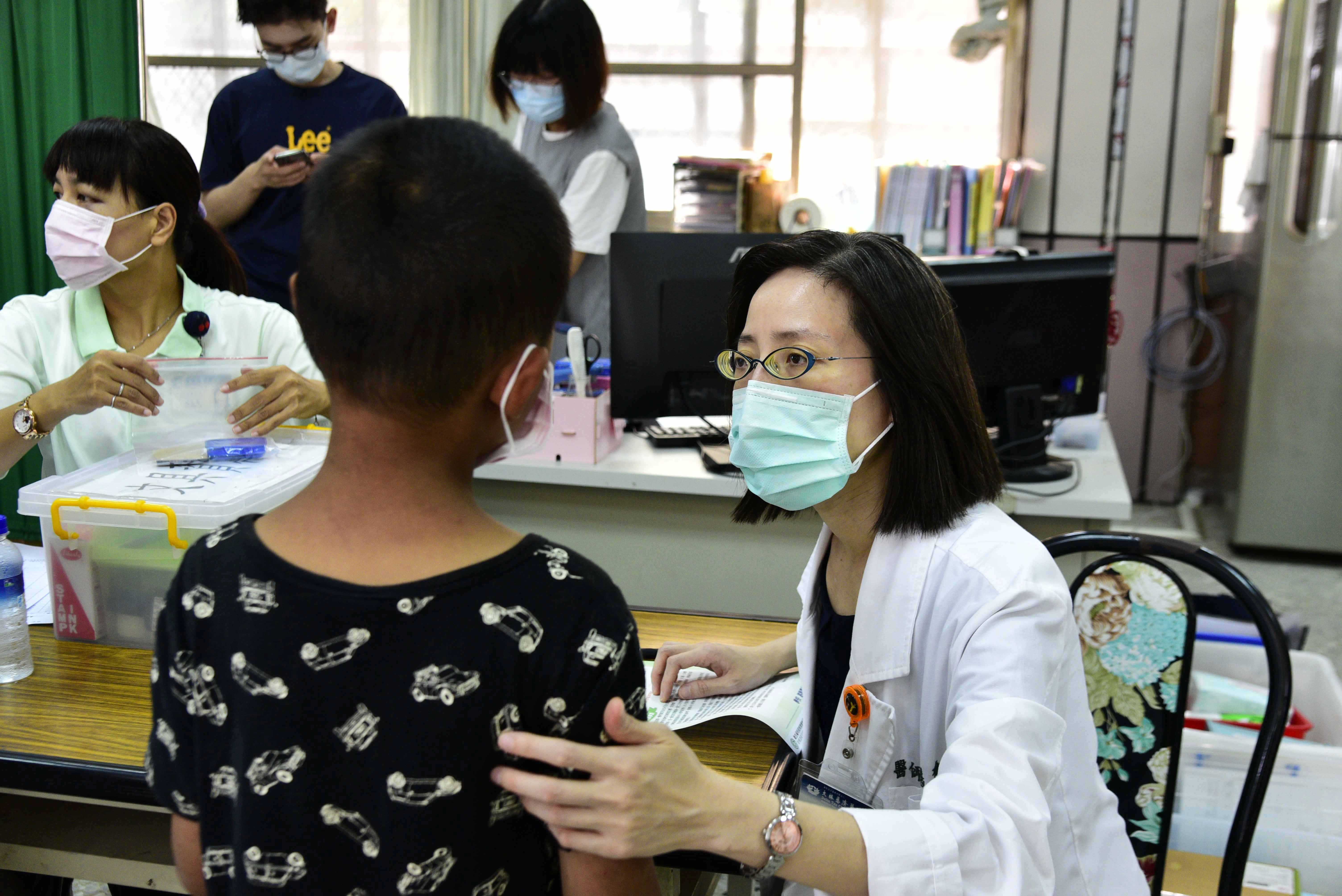 家庭醫學部黃慧雅醫師為小朋友評估身體狀況,確認是否可以施打疫苗。