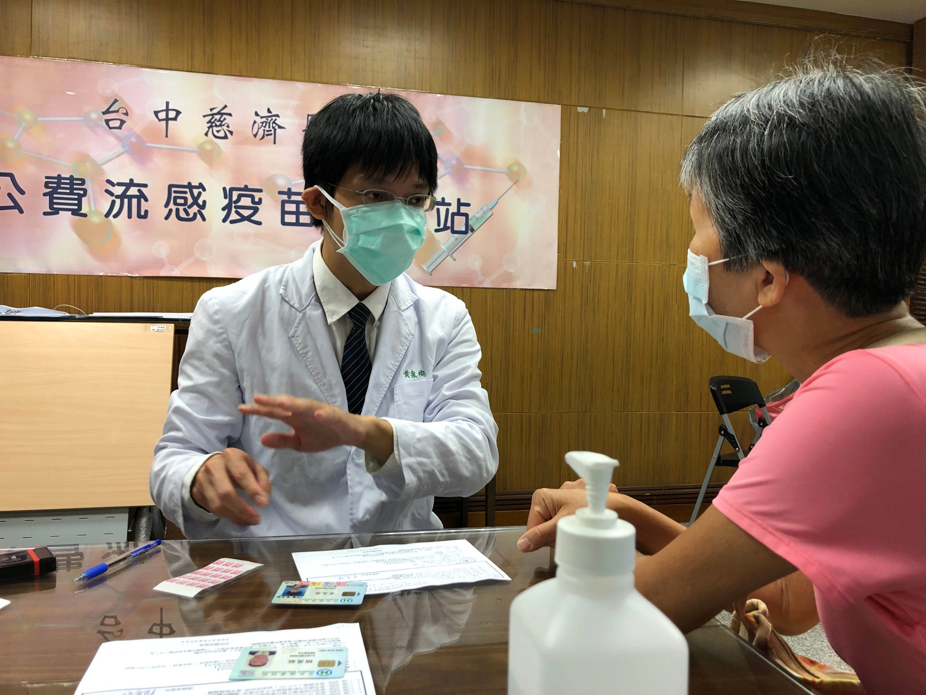 經過醫師問診後,才能接種疫苗。