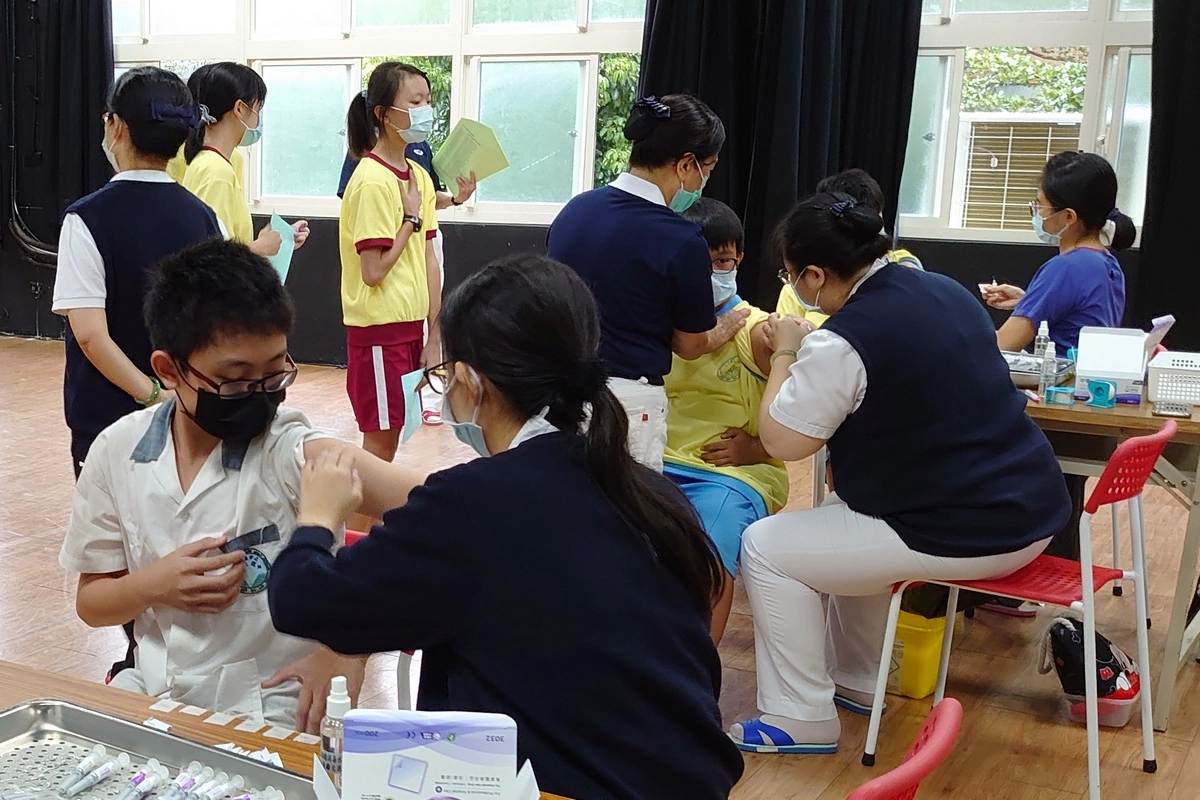 台北慈濟醫院將動員38名醫師、76名護理師與近百位志工前往14所國中、國小、高中(職)與11所附設幼兒園為教職員工、師生注射疫苗,預計近萬人次受惠。
