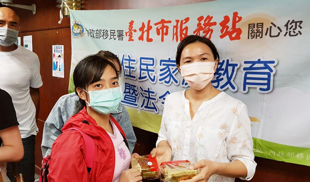 胡金玉嫦(右)介紹,越南月餅像廣式月餅,有包肉及蛋黃還有核桃等內容,有的還有越南香草味道,甜甜鹹鹹十分特別。