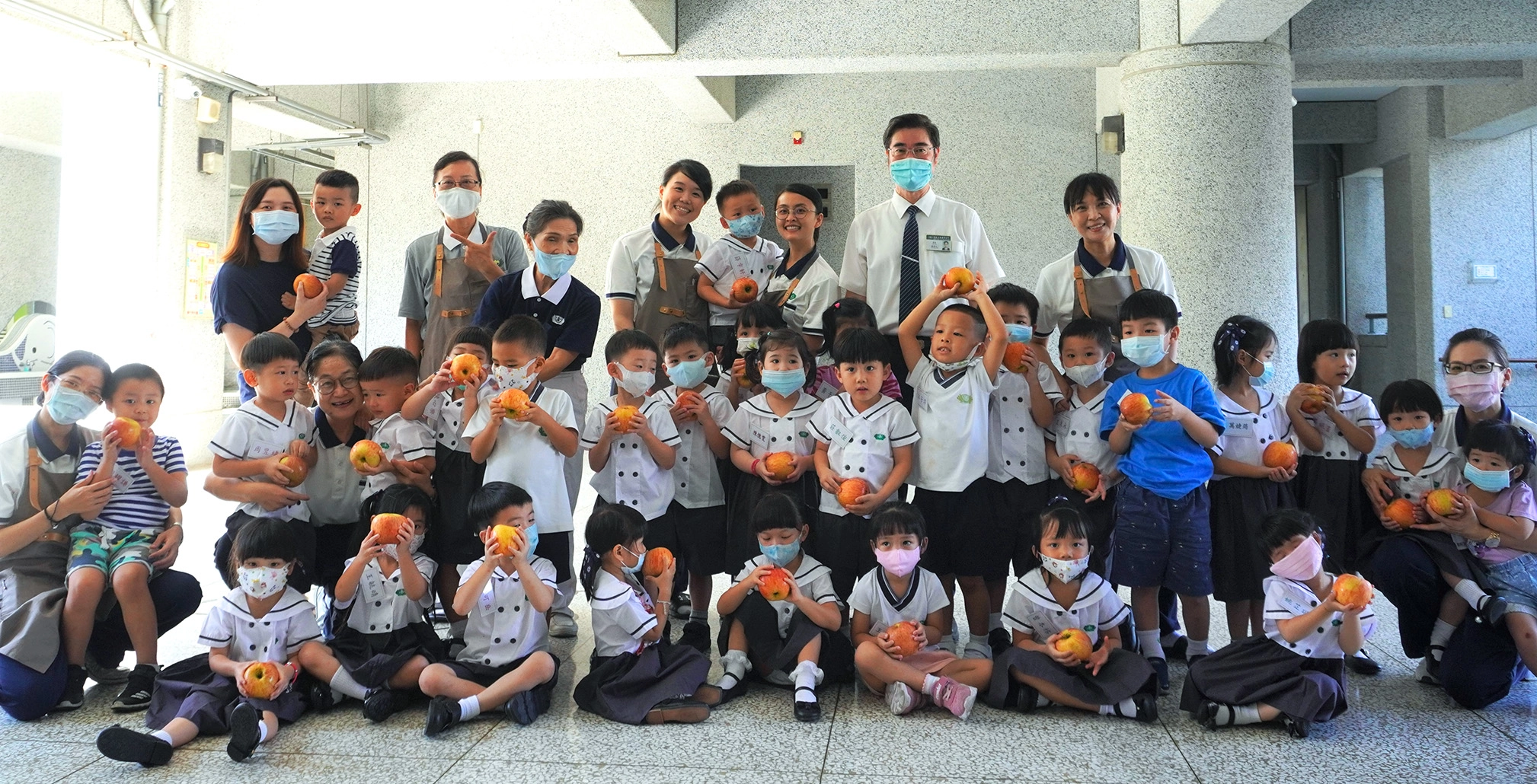 臺南慈中姚智化校長贈給每一位幼兒園新生一顆大蘋果,祝福他們平安快樂學習。