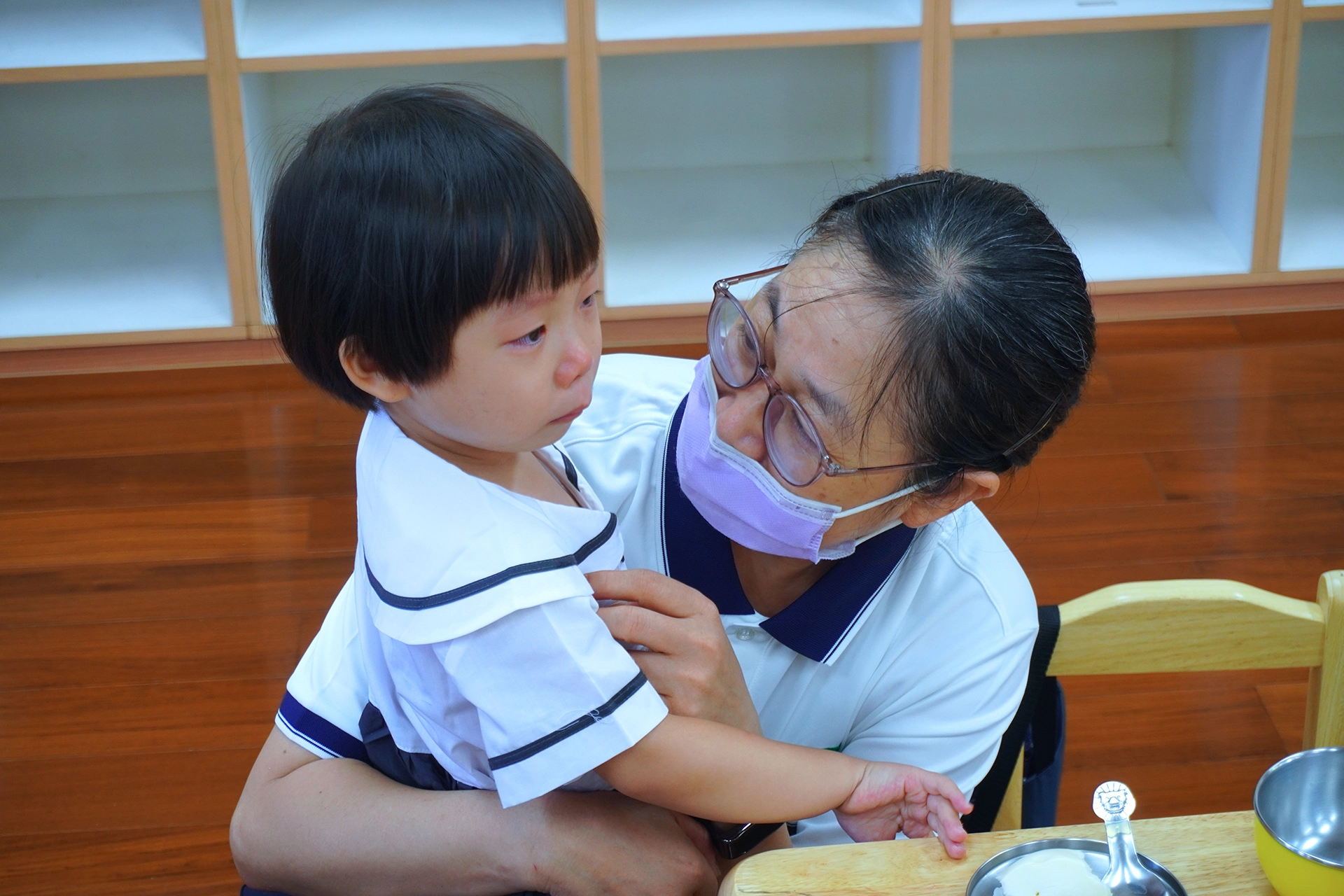 幼稚園新生第一天上學難免想念家長,幸好在老師們耐心陪伴下逐漸適應環境。