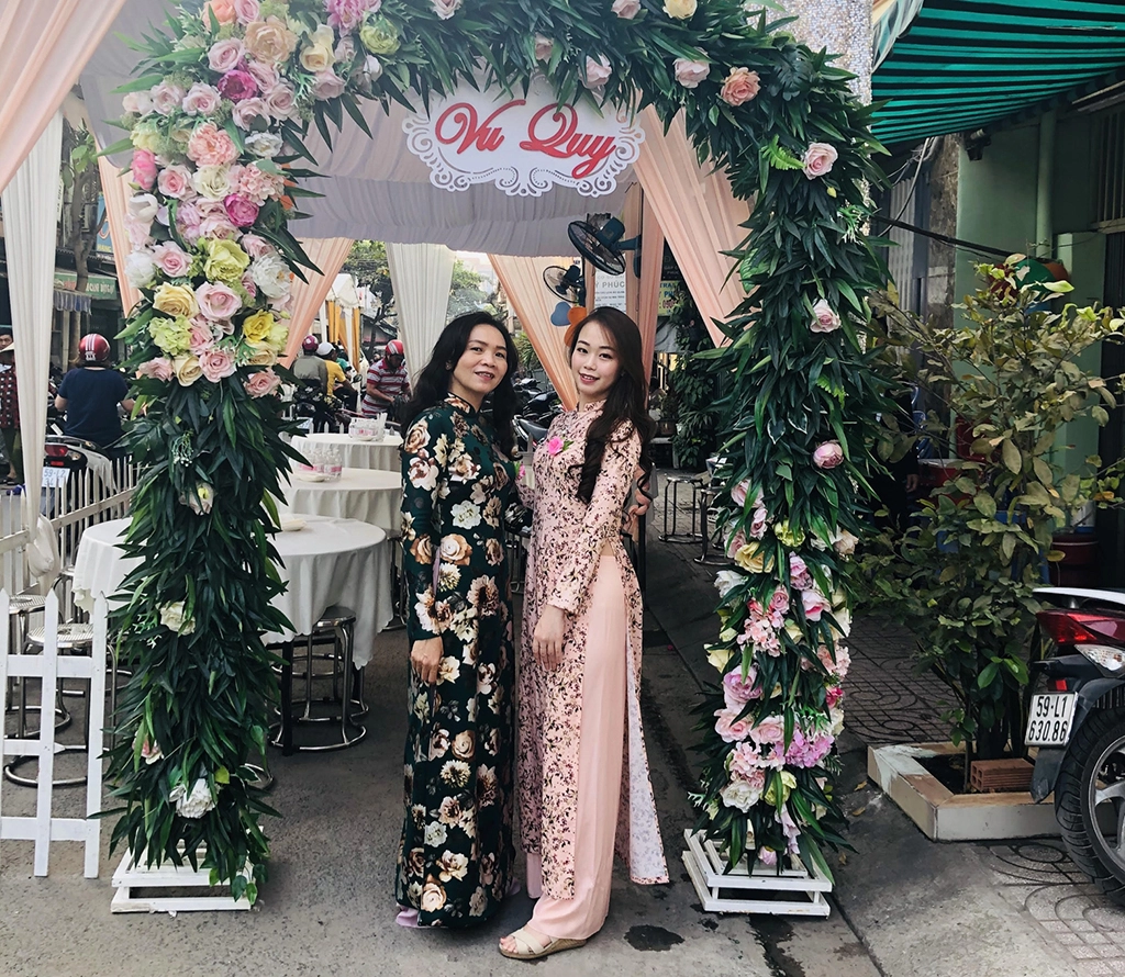 因為天氣炎熱,越南女子大多穿著透氣的傳統國服「奧黛」,有飄逸感覺。左為胡金玉嫦,右為陳金鈴。