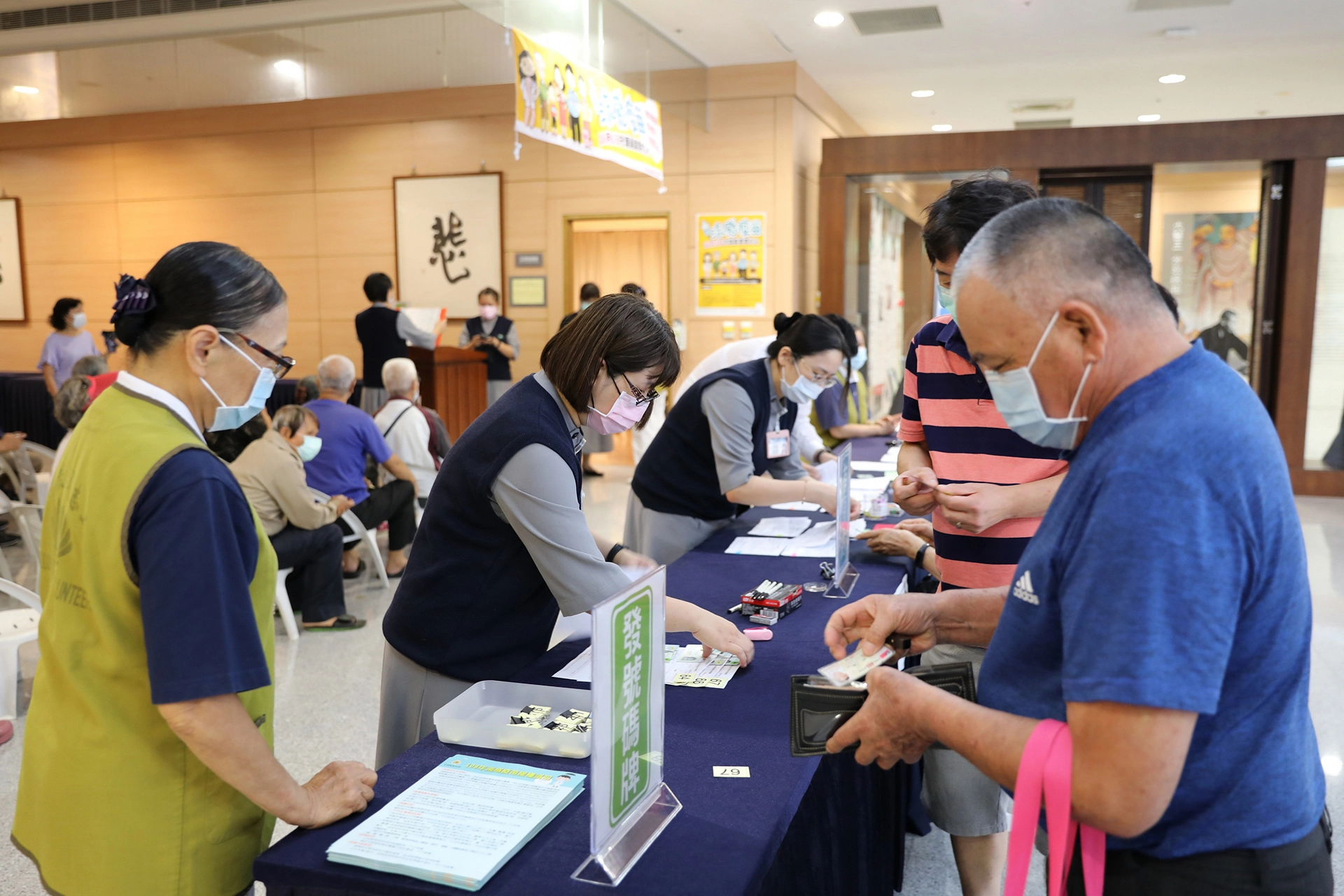 施打疫苗第一天,醫事室團隊多條動線受理長者報到。