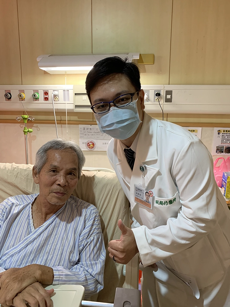 術後蕭先生在手術台上就聽從指令高舉雙手,2天後就能下床自行如廁,回復狀況良好,開心地與神經介入診療科阮郁修主任合影。