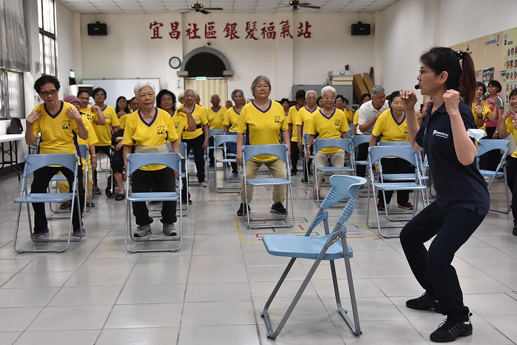 實習運動指導員前往社區,帶動長輩活動筋骨。
