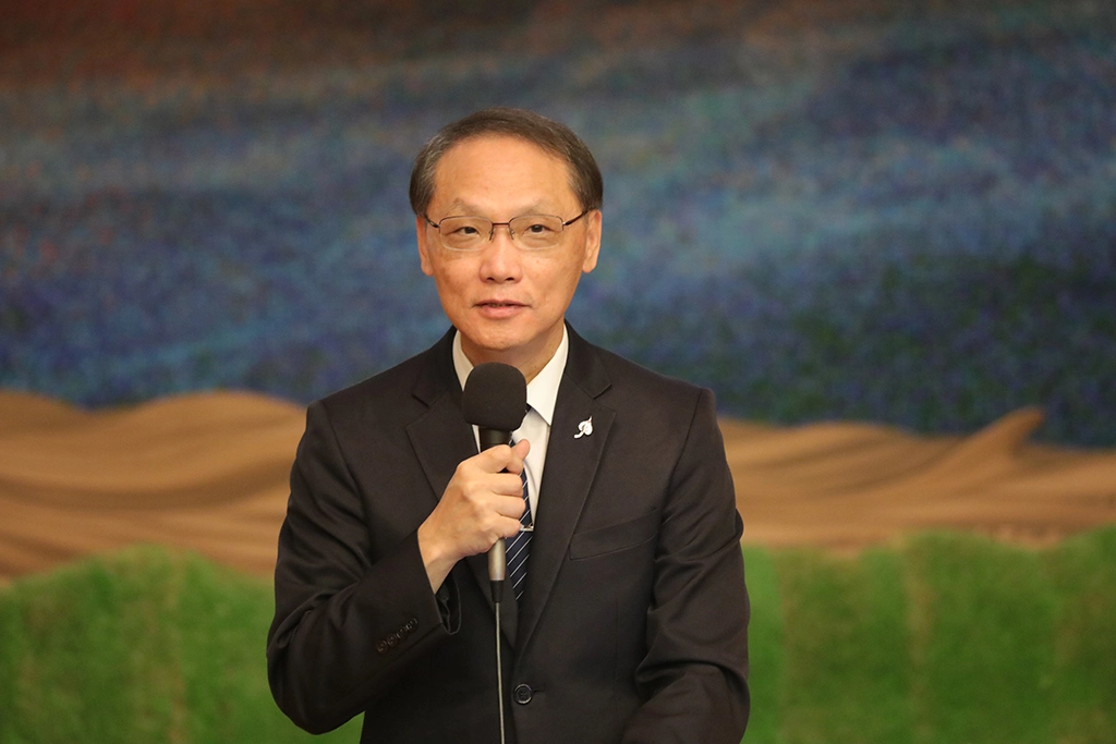 顏博文彙整全球資訊、數據、名言等,說明全球氣候緊急,期許大家一起用慈善愛護生命的心,匯集成一股清流。