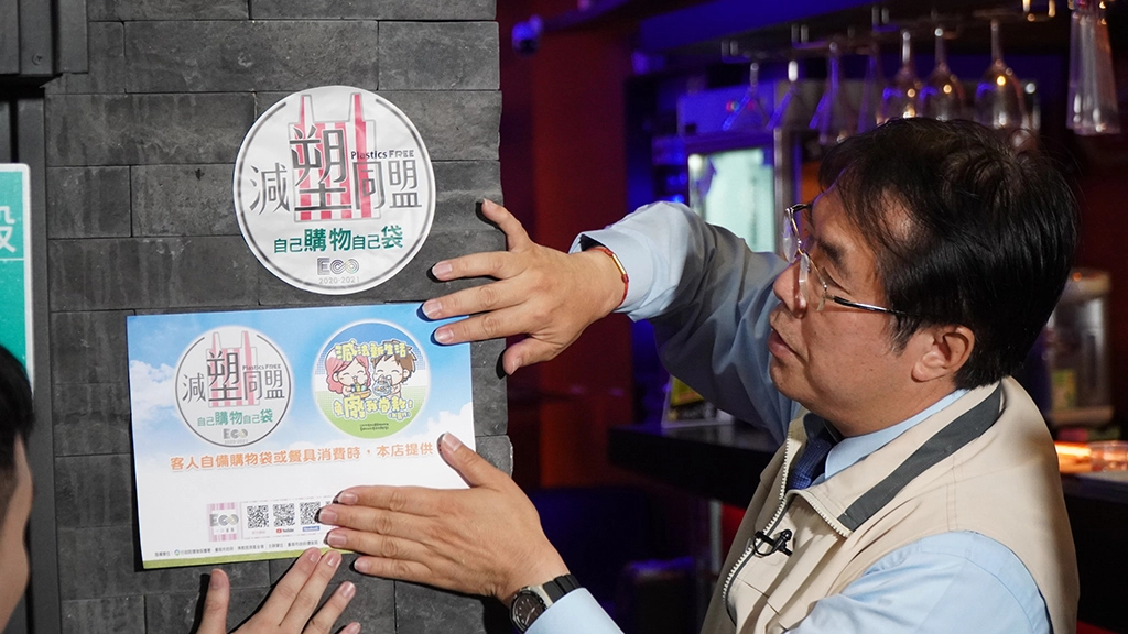 臺南市長黃偉哲8日前往海安商圈參與減廢日暨減塑同盟雙認證宣導。