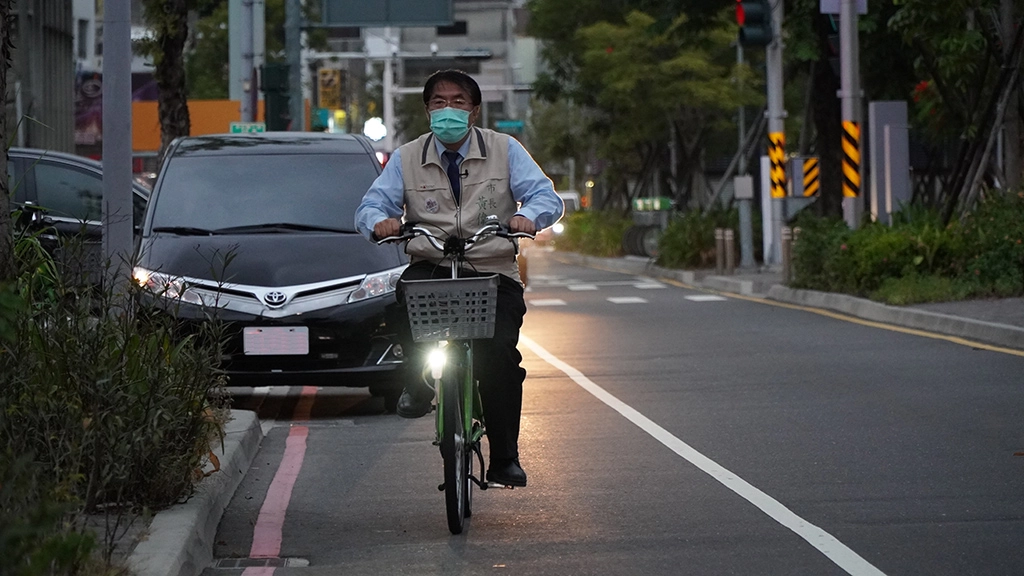 臺南市長黃偉哲8日前往海安商圈騎著單車,一一到店家宣導「自己購物自己袋」活動。