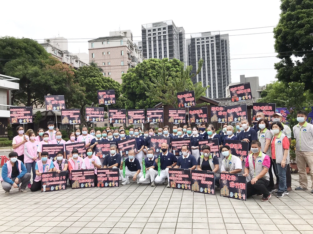 臺南市環保局藉此大好機會宣導減廢回收,集結環保志工及公益團體組成創意減廢回收宣導行動隊,採定點走動式快閃宣導,目標「少垃圾,不使用一次性容器」。