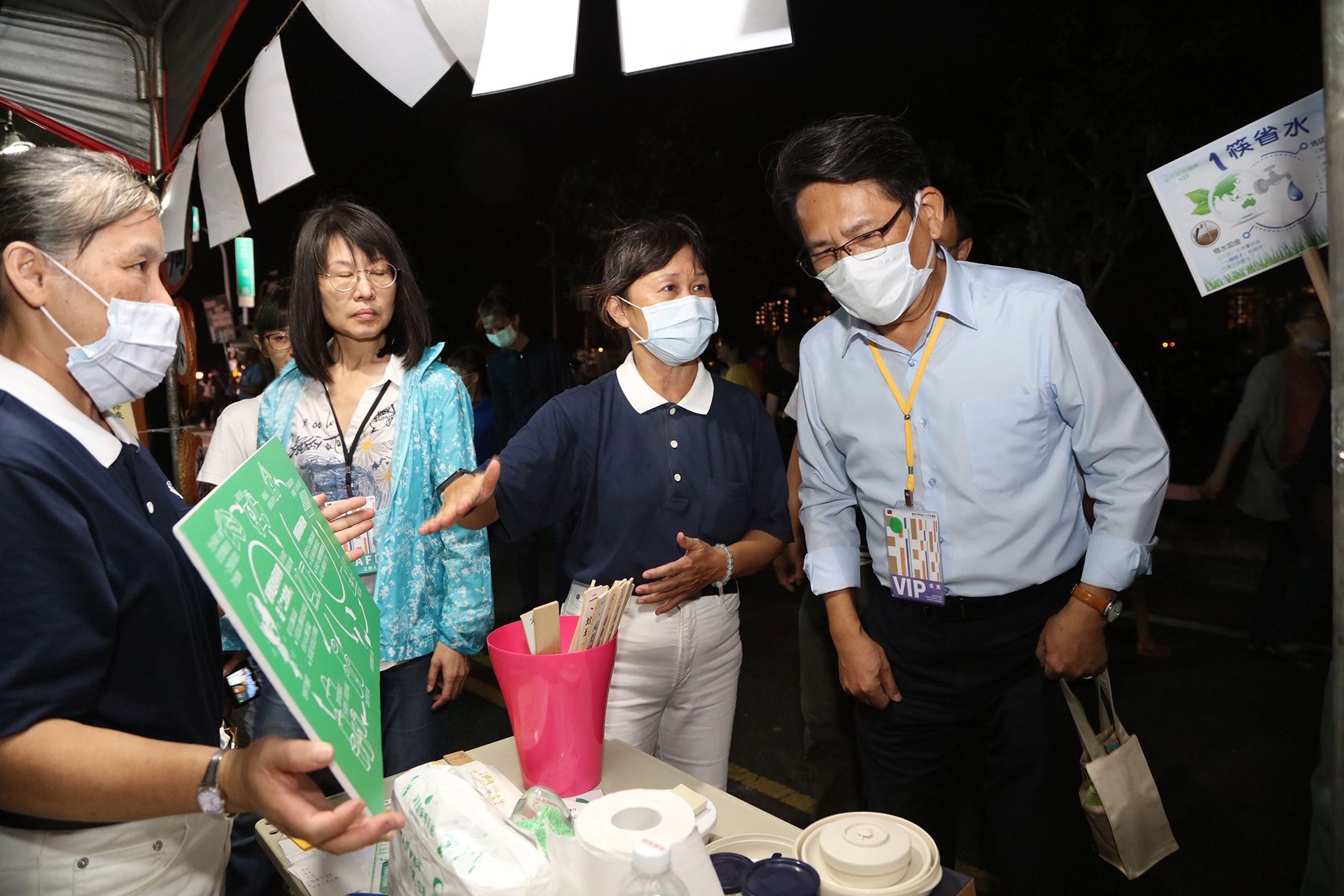 2020年雙十國慶煙火在臺南漁光島閃亮登場,慈濟基金會設置的環保及蔬食宣導成為超夯的打卡熱門攤位。臺南市環保局長謝世傑特別到慈濟環保宣導攤位表達感恩與慰問之意。