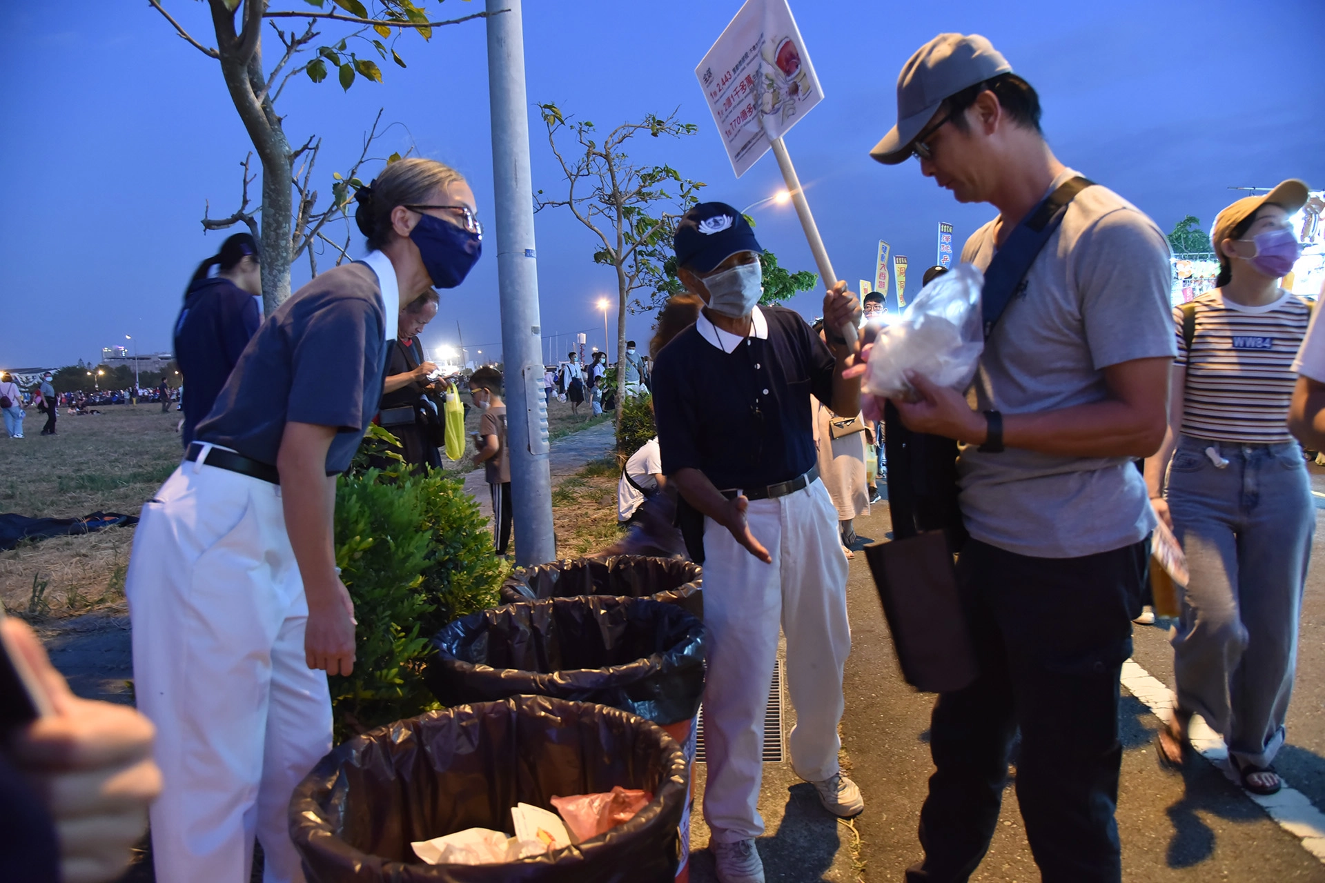 2020年雙十國慶煙火在臺南漁光島閃亮登場,臺南市政府邀請慈濟志工協助垃圾不落地及環保回收宣導任務。
