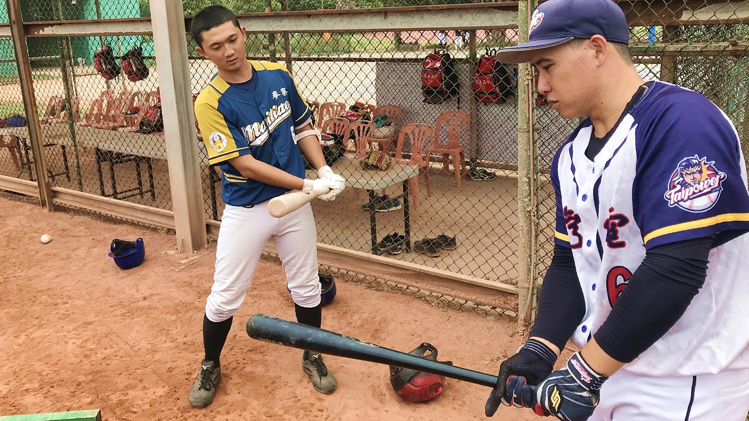 台電棒球隊前往雲林縣麥寮高中舉辦「2020台電棒球隊關懷列車活動」,除了致贈全新棒球供青棒隊使用外,台電棒球隊成員陳偉志(右)也現場變身私人教練,無私傳授各種球技訣竅。