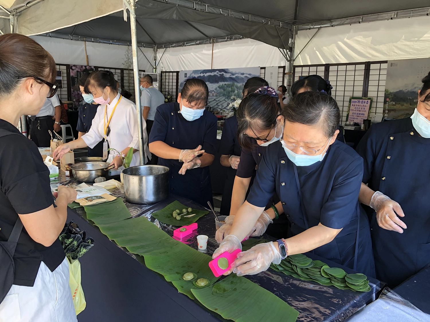 慈濟志工現場用淨斯資糧做茶食,讓民眾品嘗無添加的食物美味。(攝影:張鳳嬌)