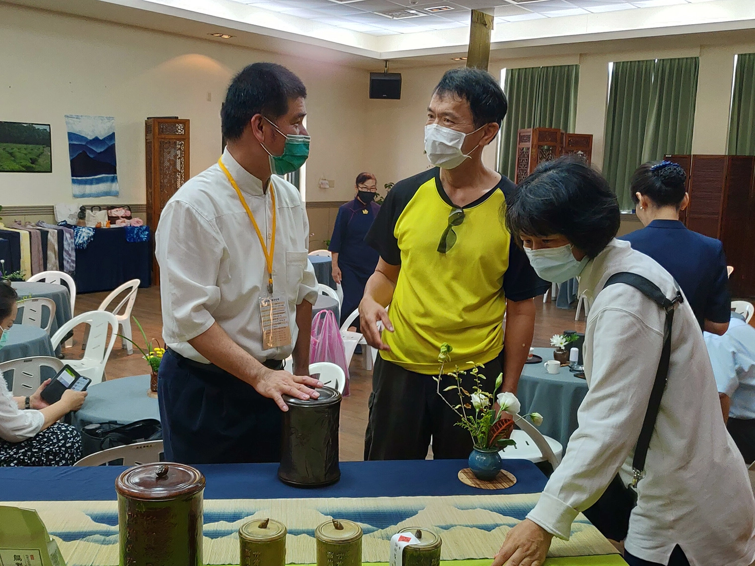 中興會堂二樓有存茶活動,可以將喜愛的茶品存放在茶罐子裡。 (攝影:黃南暘)