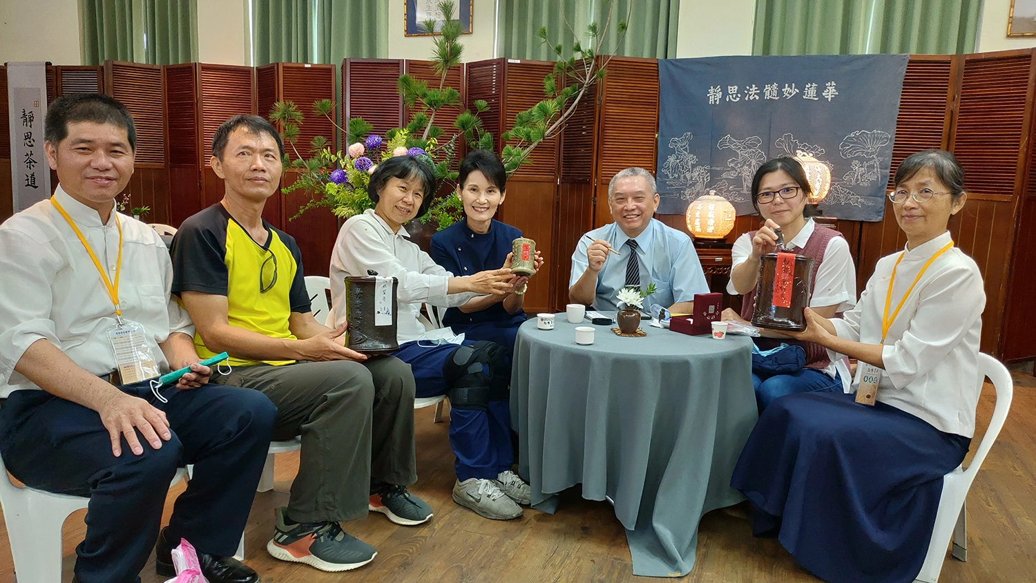 民眾可以將喜愛的茶品存放在茶罐子裡,現場慈濟志工揮毫封存。 (攝影:黃南暘)