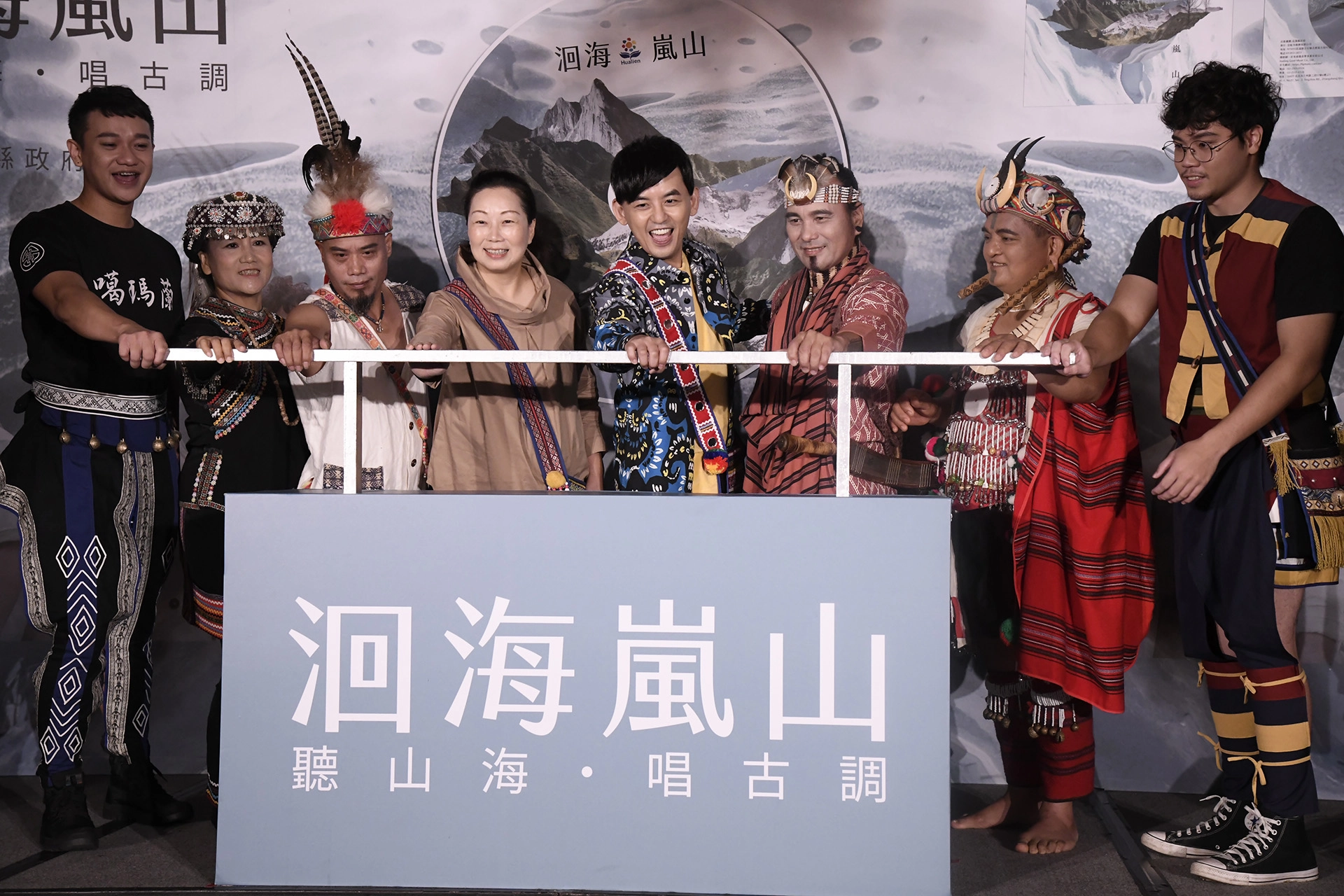 徐縣長與黃子佼及專輯歌手一同啟動專輯唱盤,為專輯上架發行揭開序曲。