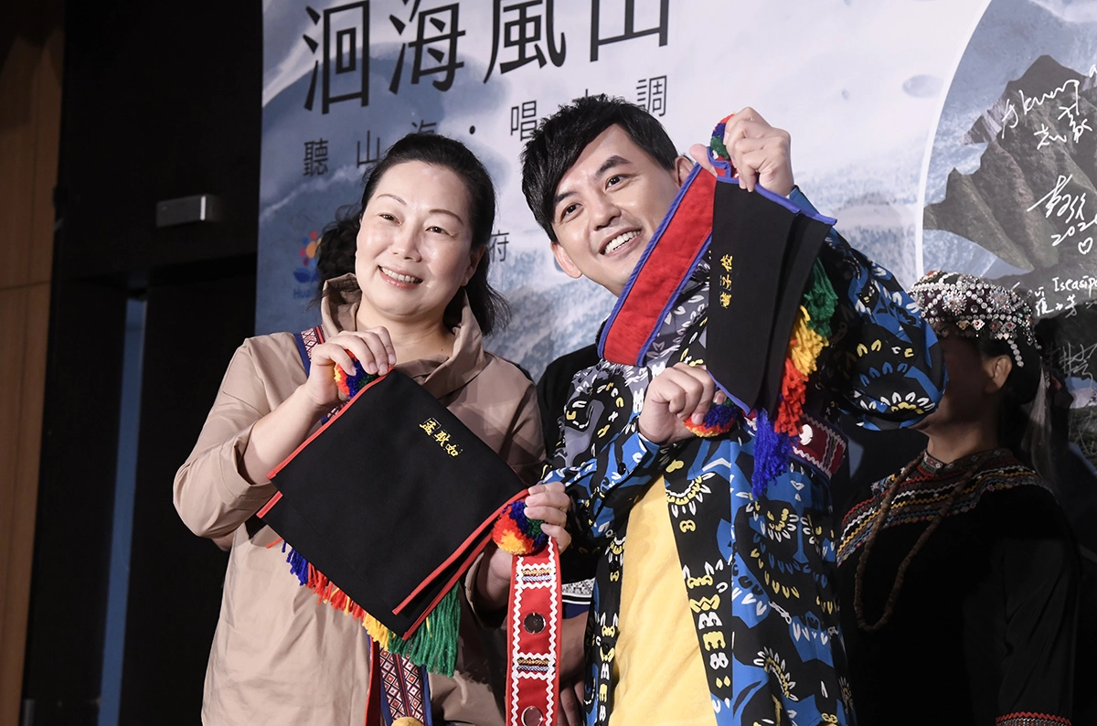徐縣長贈送黃子佼及孟耿如情人袋,象徵他們的感情長長久久。