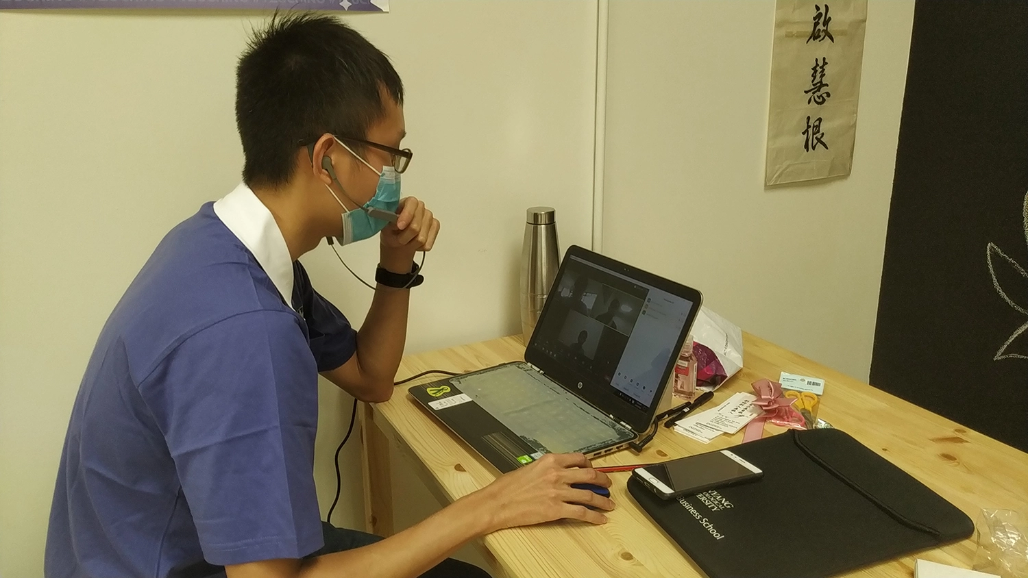 慈青善用科技,利用課余時間為照顧戶孩子進行課輔。(攝/顏明德)