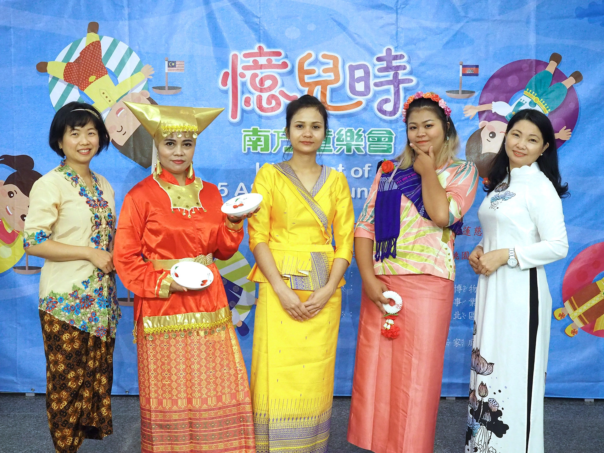 新住民呈現傳統服飾,右起為越南、泰國、柬埔寨,左邊兩位是印尼傳統服飾。