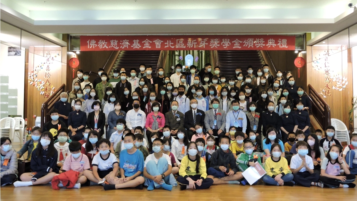 慈濟長期關懷全臺弱勢家庭,落實慈善全人的長情陪伴,並持續協助弱勢家庭學子安心就學。