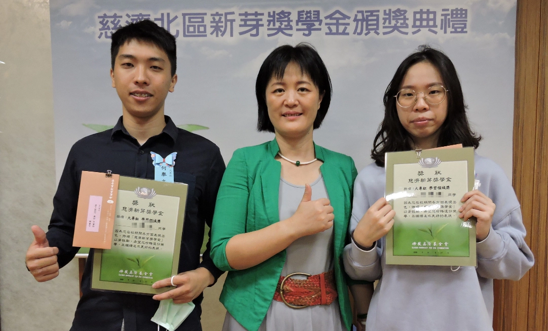 朱敏慈(中)五位就學中的子女,就讀交通大學研究所的大兒子(左)及念康寧大學的大女兒(右)學業成績都十分的優異,得到了「學習領域奬」。