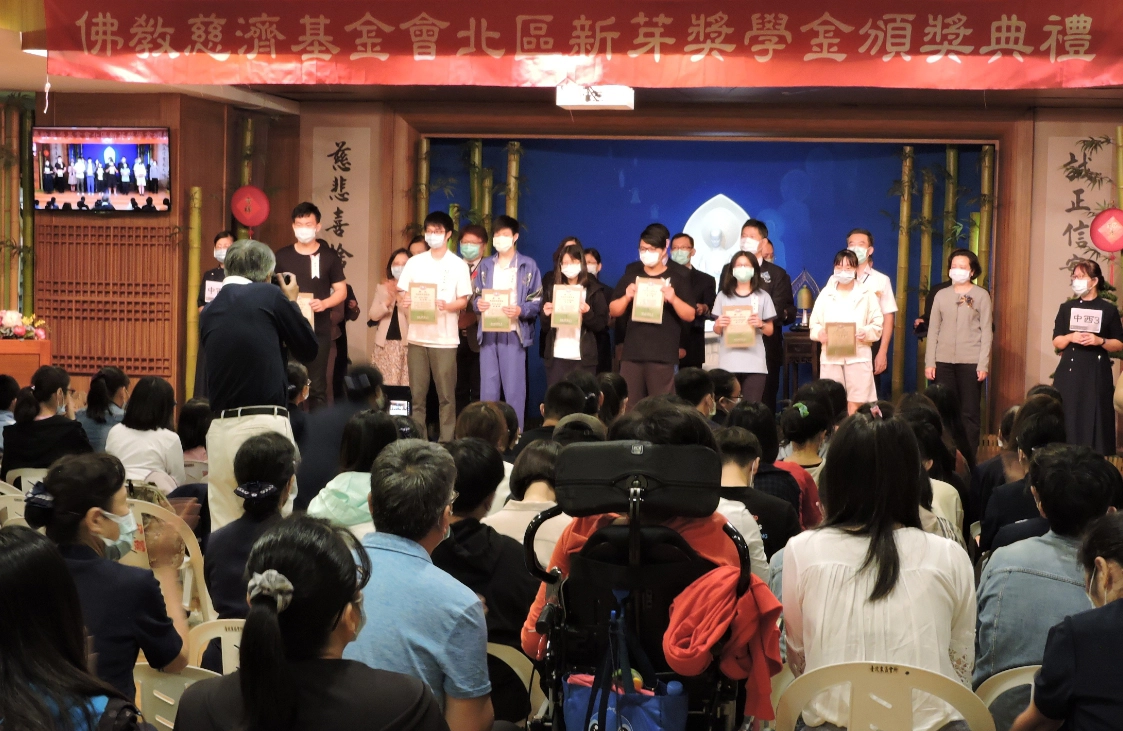 慈濟基金會2020年「新芽獎學金」表揚頒獎活動全臺舉辦29場,約有八千位弱勢學子獲獎,首場10月17日在大臺北地區共計有四個場次同步舉行。