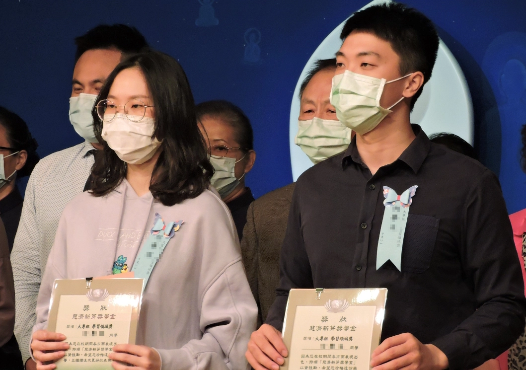 慈濟設立「新芽獎學金」,鼓勵在逆境中向學的孩子們用心學習,從他們積極向上的態度,也形成一種「向善」的正能量。